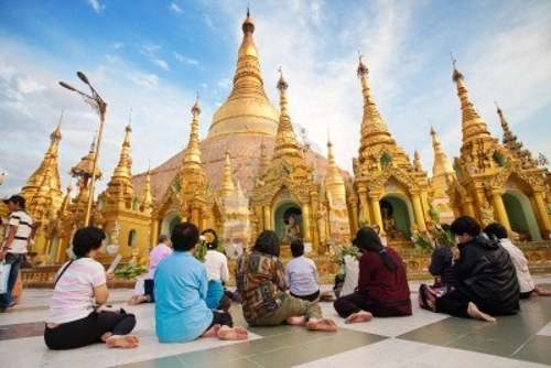 Chân trần trong chùa vàng shwedagon lộng lẫy - 1