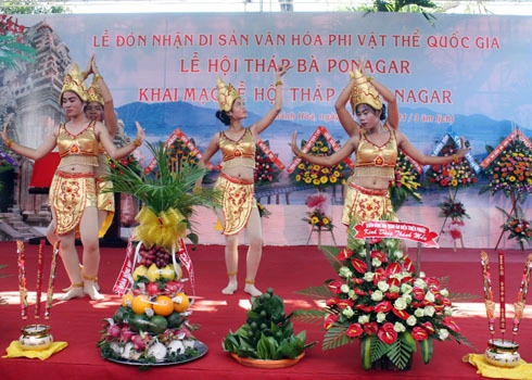 Chen chân dự lễ hội tháp bà ponagar - 1