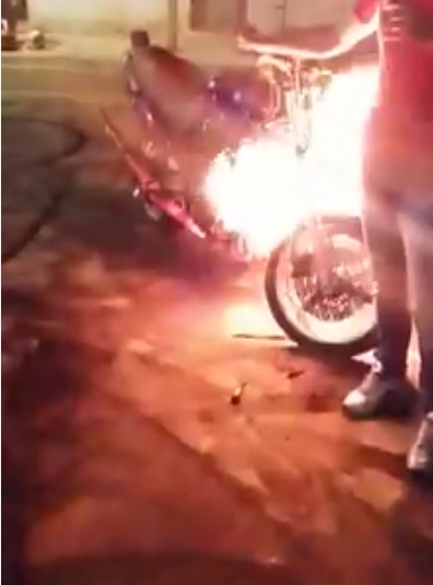 clip biker nẹt pô quá tay khiến suzuki 750cc bốc cháy - 1