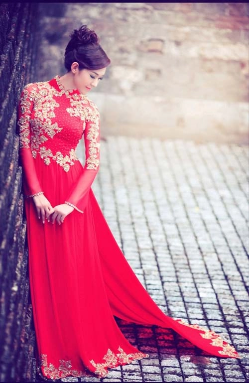 Cô dâu quyến rũ với áo dài đỏ - 1