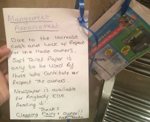 Con gái bị cấm dùng giấy vệ sinh vì thiếu tôn trọng bố mẹ - 1