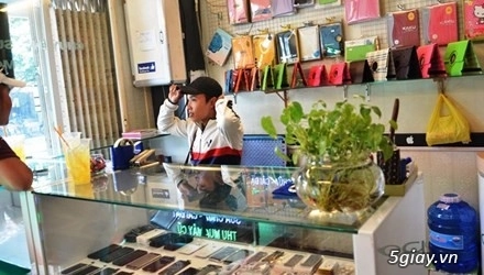 Cửa hàng bị trộm mất hàng chục chiếc điện thoại iphone - 1