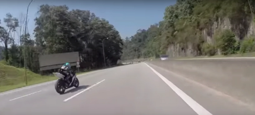Cùng trải nghiệm xé gió yamaha r6 trên đường cao tốc malaysia - 1