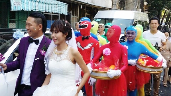 Đám cưới bá đạo mời biệt đội siêu nhân về bê tráp của cặp đôi sài thành - 2
