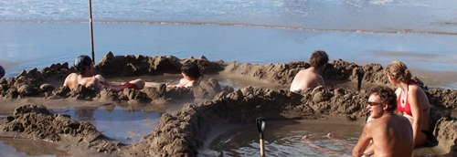 Đào hố tắm ở bãi biển kỳ lạ nhất new zealand - 1
