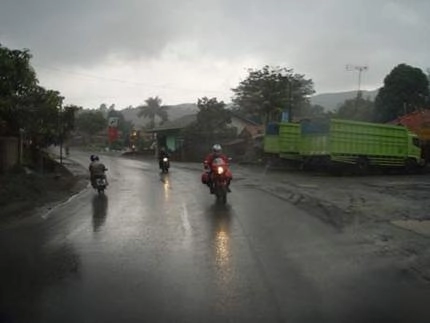 Đi xe máy khi trời mưa - 1