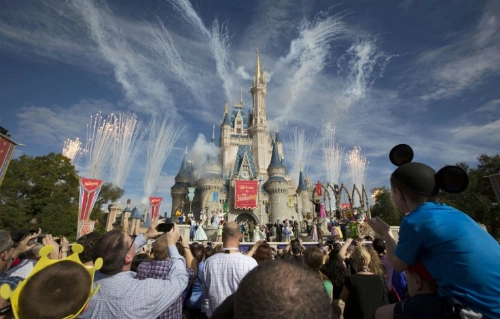Disney cấm súng đồ chơi và đồ hóa trang nhằm chống khủng bố - 1