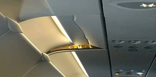 Du khách ngủ gật văng khỏi ghế làm nứt trần máy bay - 1
