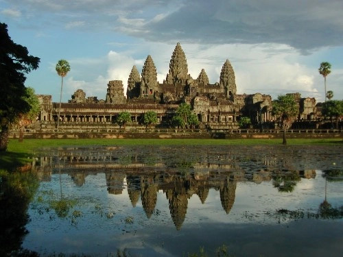 Dự luật mới cấm du khách chạm tay vào đền angkor - 1