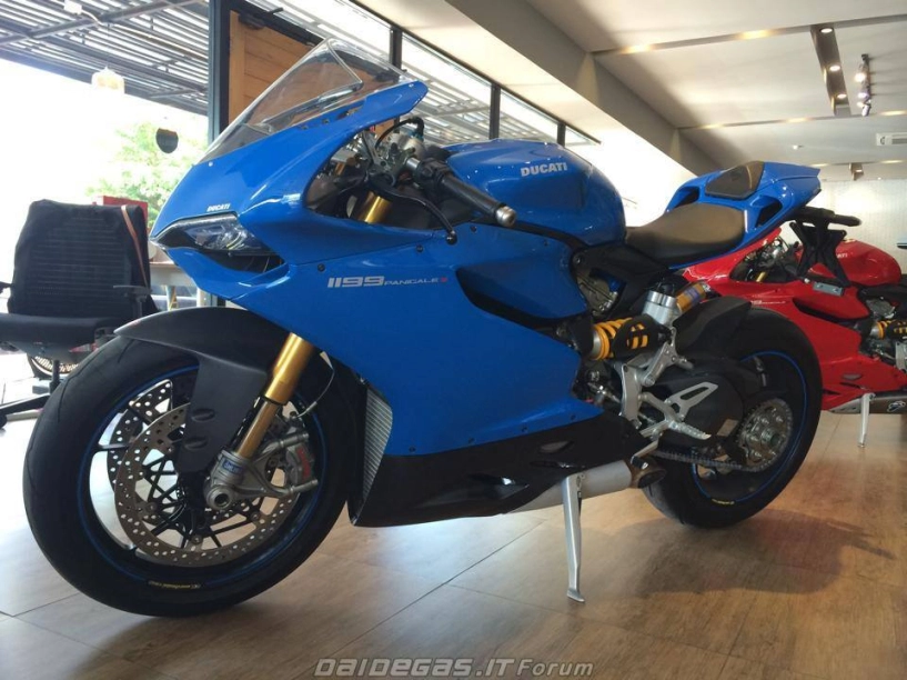 Ducati 1199 mang màu xanh biển đông - 1