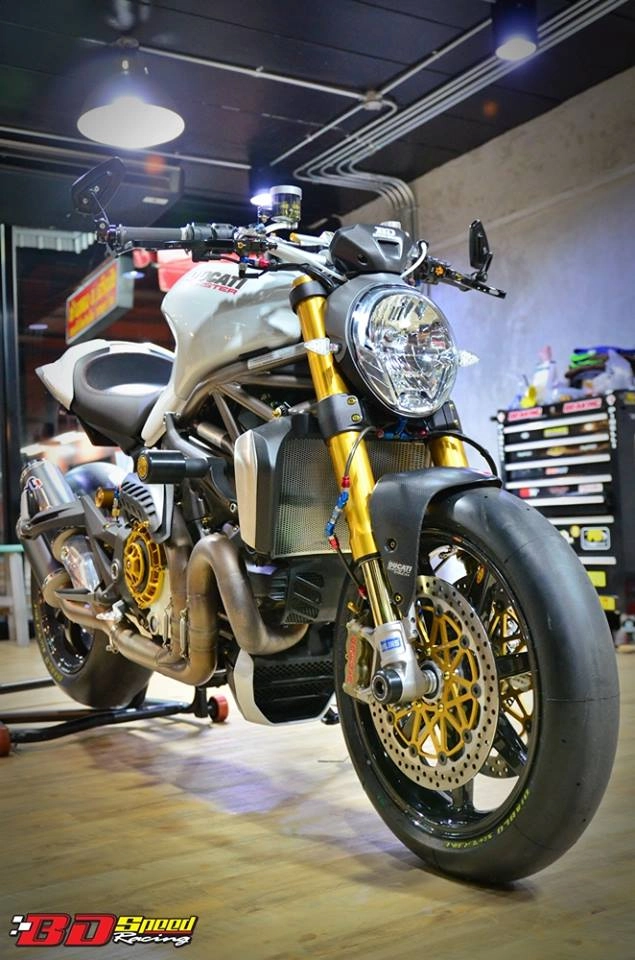 Ducati monster 1200 độ siêu khủng với dàn đồ chơi hàng hiệu - 1