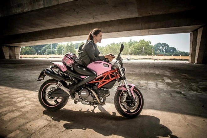 Ducati monster 795 màu hồng bên biker nữ hà nội - 1