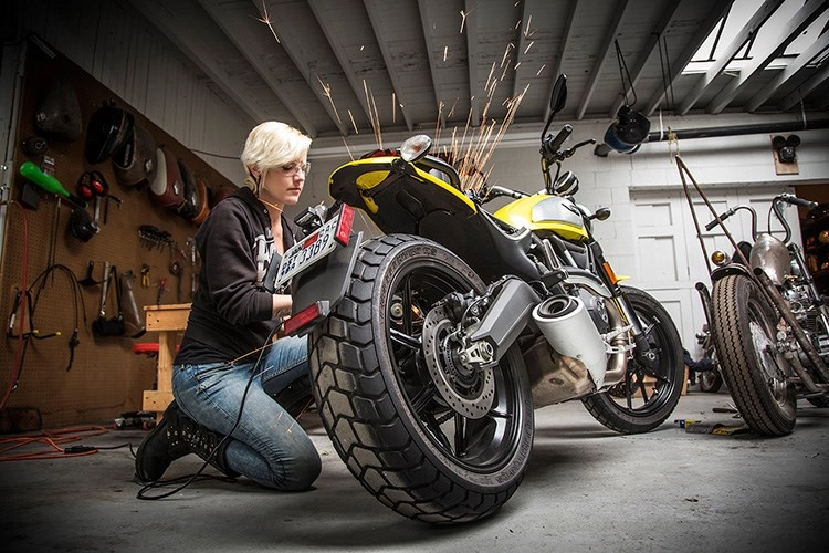 Ducati scrambler của cô nàng nhà báo xinh đẹp - 1
