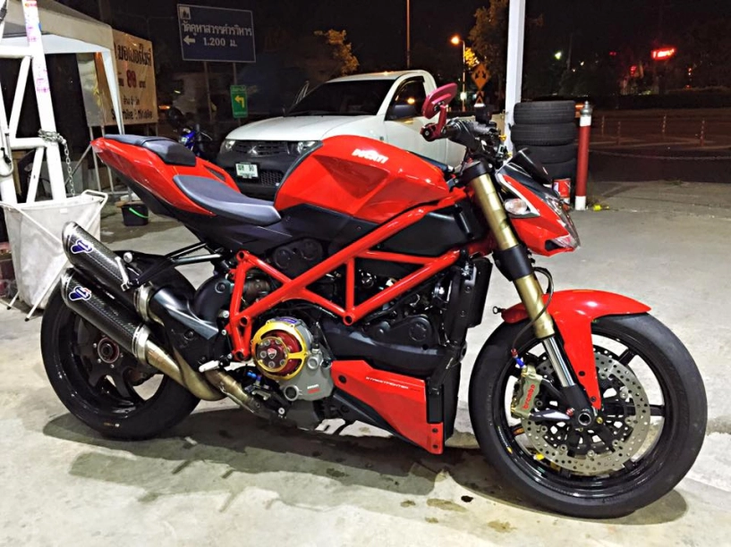 Ducati streetfighter 848 độ nổi bật với loạt đồ chơi hàng hiệu - 1