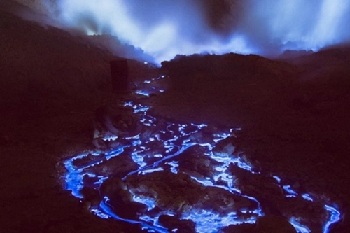 Dung nham núi lửa indonesia có màu xanh - 1