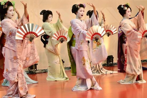 Geisha ca múa để chiêu khách tới cố đô nhật - 1