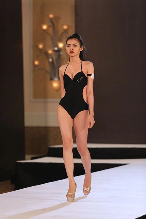 Giám khảo next top model cắt tóc cắt quần áo của thí sinh nữ - 13