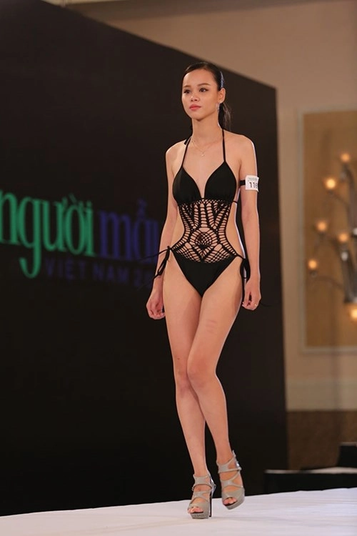 Giám khảo next top model cắt tóc cắt quần áo của thí sinh nữ - 14