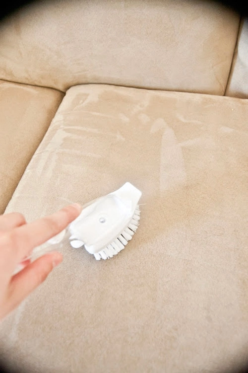 Giặt khô sofa da lộn hóa ra chẳng khó - 7