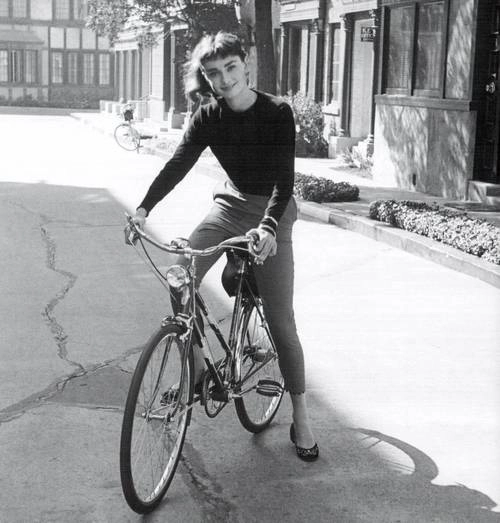 Hà tăng ngồi xe đạp mặc đẹp như aundrey hepburn - 2