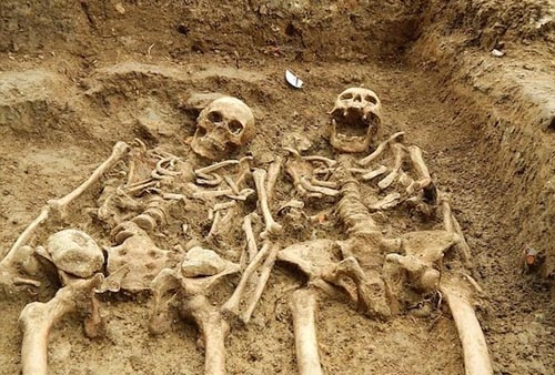 Hai bộ xương nắm tay nhau suốt 700 năm - 1