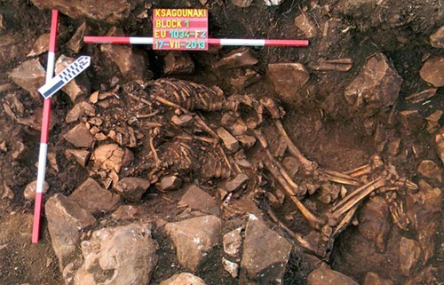 Hai bộ xương ôm nhau suốt 6000 năm - 1