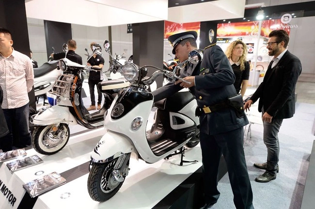 Hàng chục xe nhái tại eicma 2013 bị tịch thu - 1