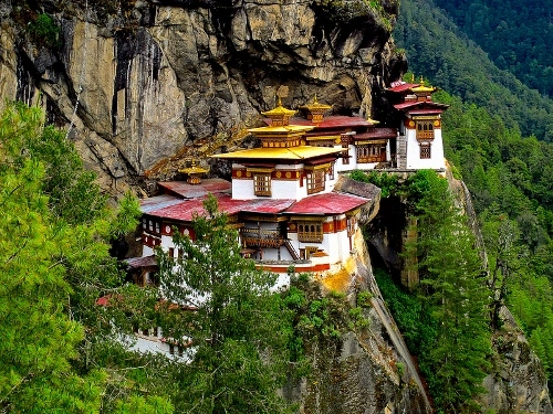 hang hổ nằm cheo leo trên vách núi ở bhutan - 1