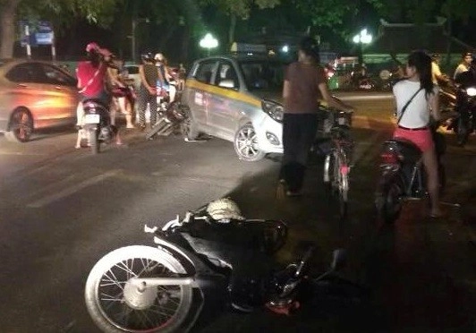Hàng loạt xe máy bị tông gục vì tài xế ôtô cãi nhau với vợ - 1