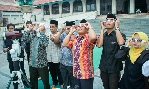 Hàng nghìn du khách đổ tới indonesia ngắm nhật thực toàn phần - 1