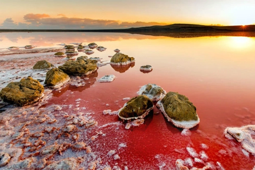 Hồ nước đỏ màu máu như trên sao hỏa ở crimea - 1