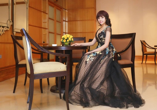 Hoa hậu kỳ duyên rạng rỡ với váy ren - 1
