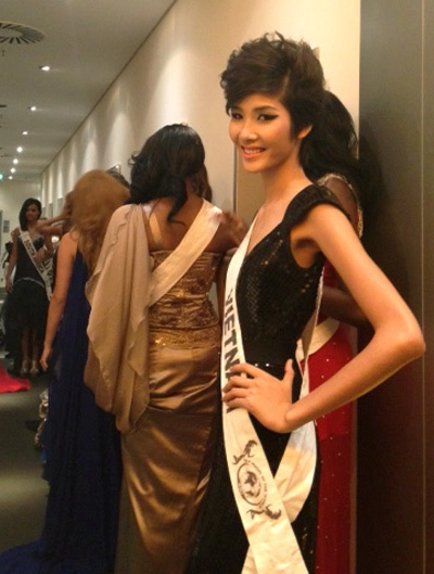 Hoàng thùy vào top 15 model of the world - 1