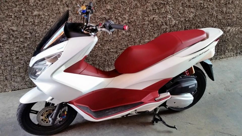 Honda pcx độ nhẹ với vài món đồ chơi hàng hiệu - 1