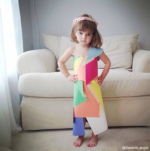 Hot bé gái 4 tuổi chế váy hàng hiệu từ giấy - 2