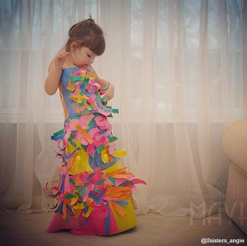 Hot bé gái 4 tuổi chế váy hàng hiệu từ giấy - 3