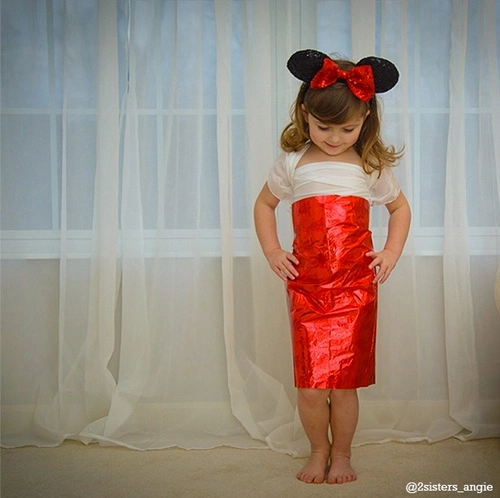 Hot bé gái 4 tuổi chế váy hàng hiệu từ giấy - 5