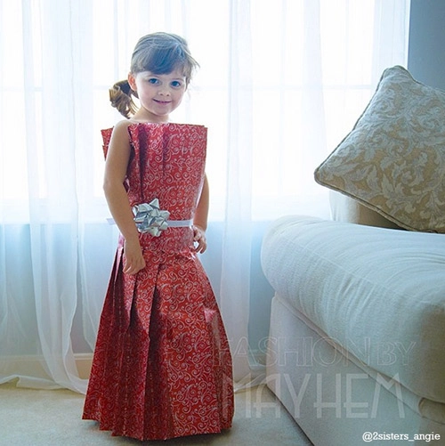 Hot bé gái 4 tuổi chế váy hàng hiệu từ giấy - 17