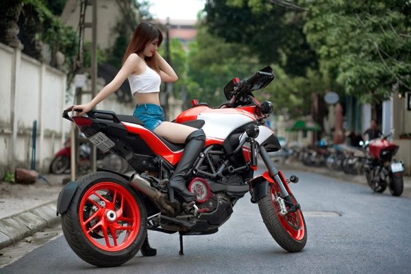 Hotgirl xinh đẹp đọ dáng cùng cặp đôi ducati multistrada 1200 - 1