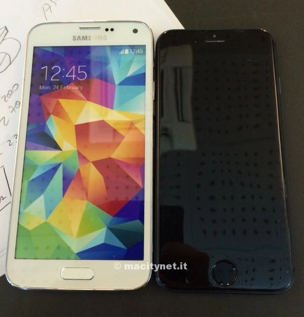 Iphone 6 so kè với samsung galaxy s5 màn nhỏ hơn mỏng gọn hơn - 1