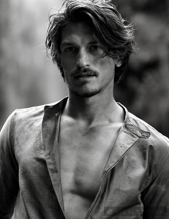 Jarrod scott nam tính và quyến rũ trên vogue hommes - 1