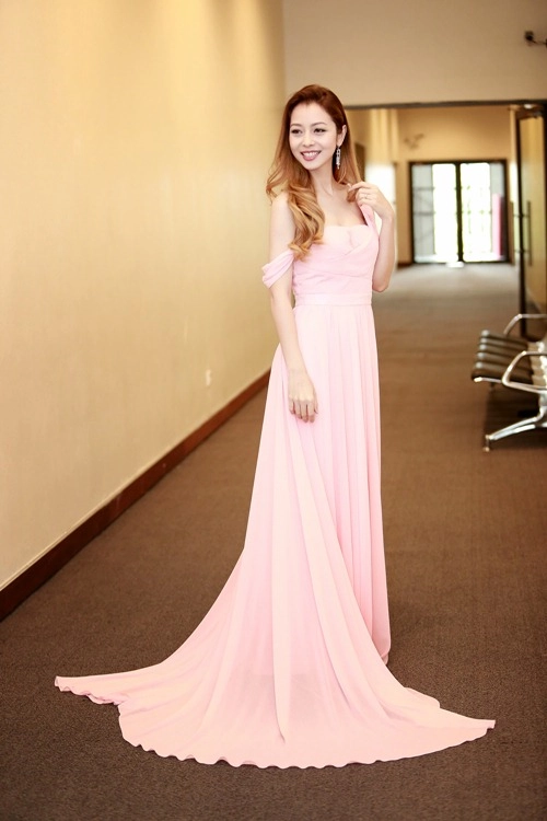 Jennifer phạm đẹp nền nã với váy pastel - 5