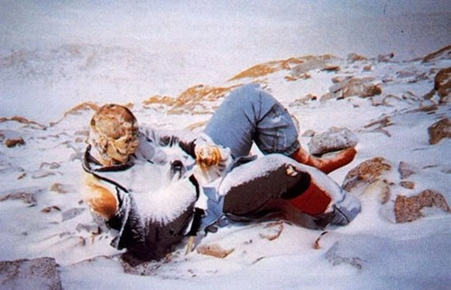 Khiếp sợ cảnh những xác chết cứng đơ nằm rải rác trên đồi tuyết - 1