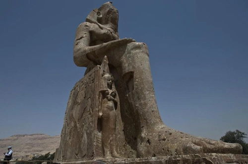 Khôi phục tượng pharaoh khổng lồ ở ai cập - 1
