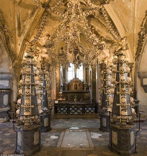 Kì lạ nhà thờ được trang trí bởi hơn 70000 bộ xương người - 1
