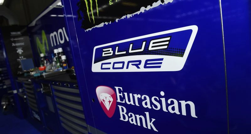 Logo blue core lần đầu tiên xuất hiện trên yamaha m1 - 1