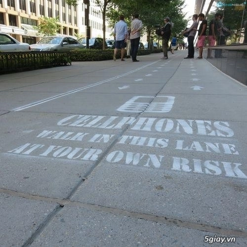 Lối đi bộ dành riêng cho những ai sử dụng điện thoại trong thủ đô washington dc mỹ - 1