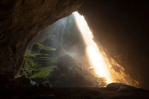 Màn cầu hôn trong hang động lớn nhất thế giới - 1