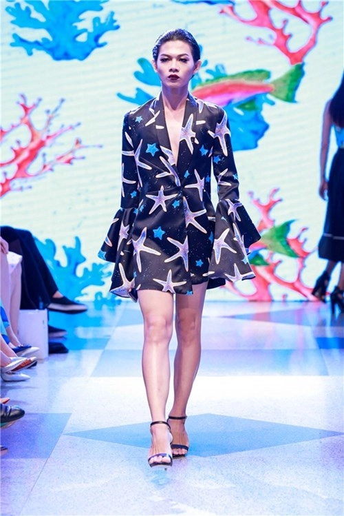 Mẫu nam giả nữ catwalk không hề kém cạnh thanh hằng - 4