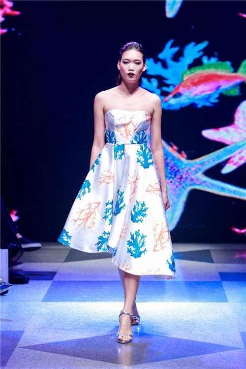 Mẫu nam giả nữ catwalk không hề kém cạnh thanh hằng - 8